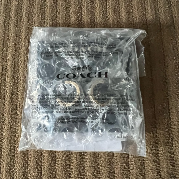 Coach Signature Enamel Huggie Earrings nwt in packaging - Picture 2 of 3